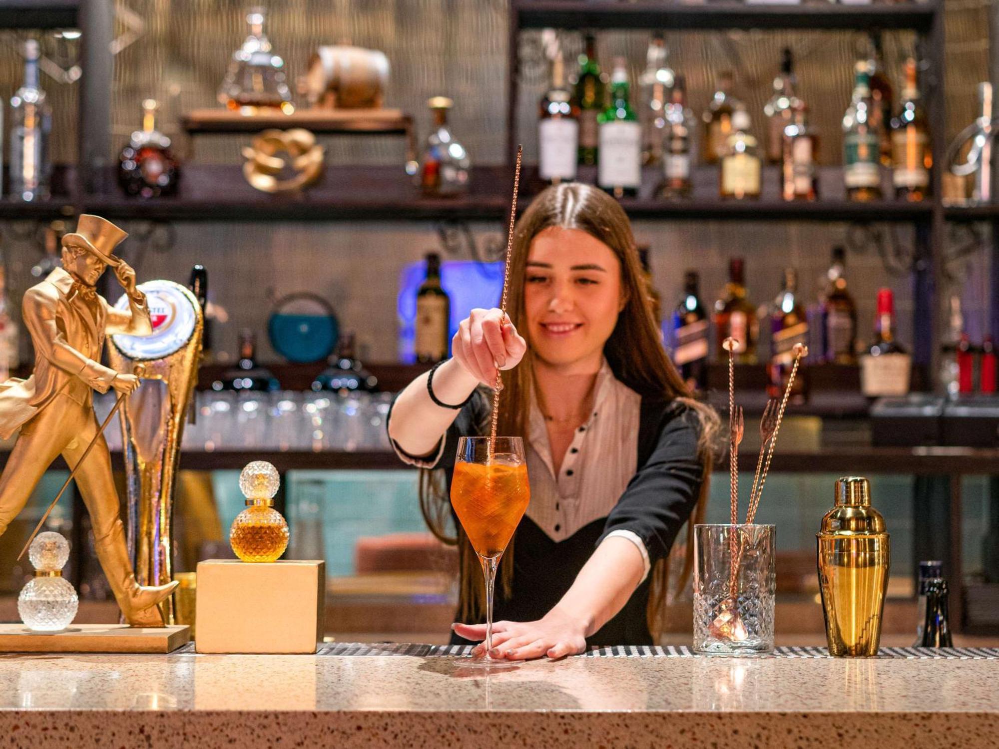 Fairmont Amman Ξενοδοχείο Εξωτερικό φωτογραφία A bartender at work