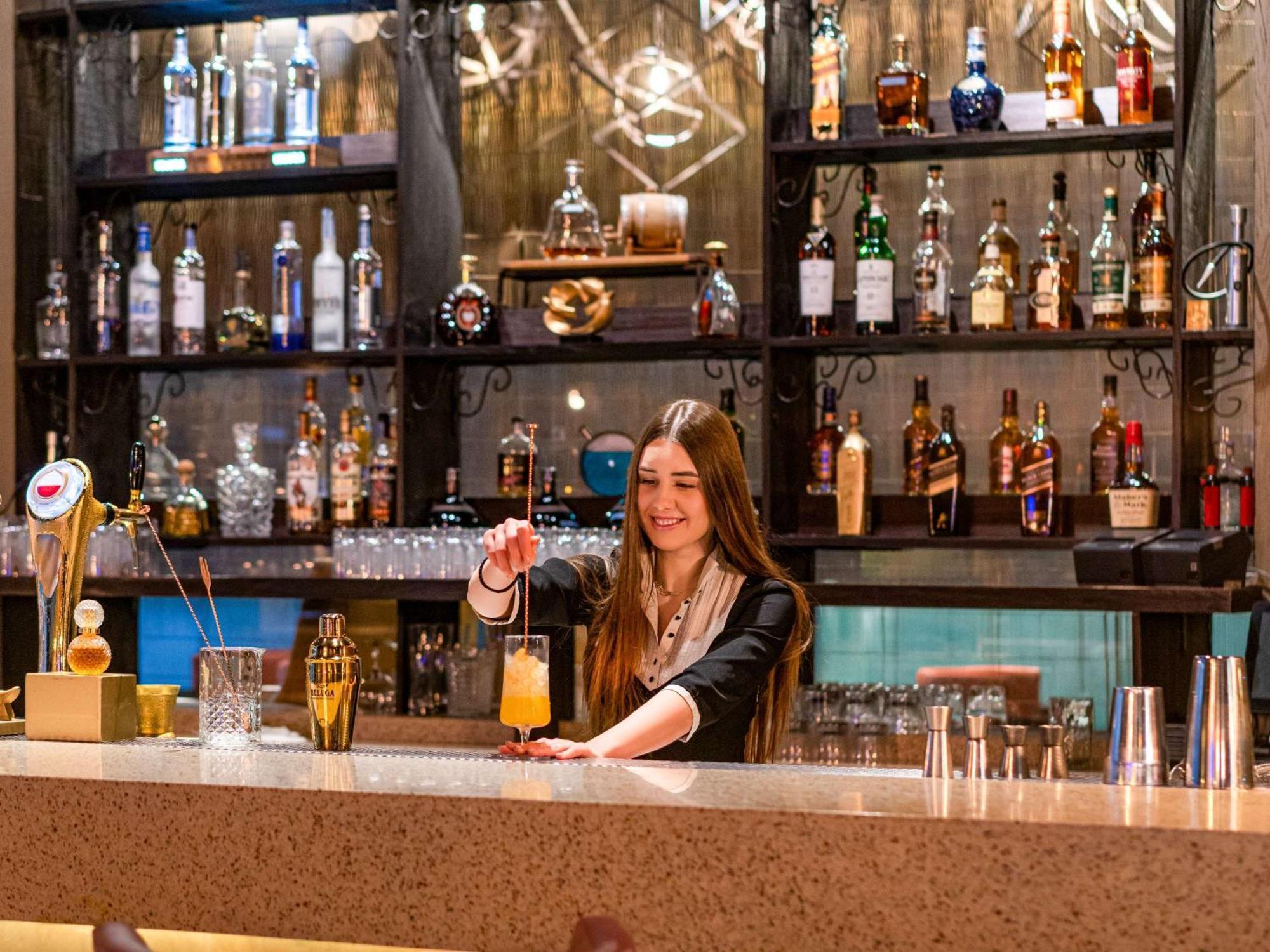 Fairmont Amman Ξενοδοχείο Εξωτερικό φωτογραφία A bartender at work